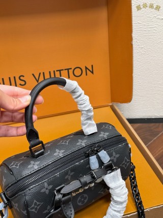 Louis Vuitton Speedy 18 Pillow Bag Black view 4