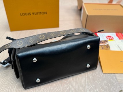 Louis Vuitton Carryall Black Small Shoulder Bag view 6