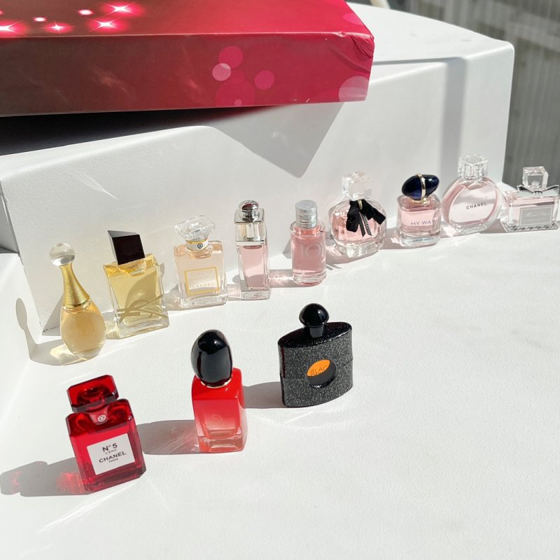 12-Piece Luxury Fragrance Sampler Set Gift Box view