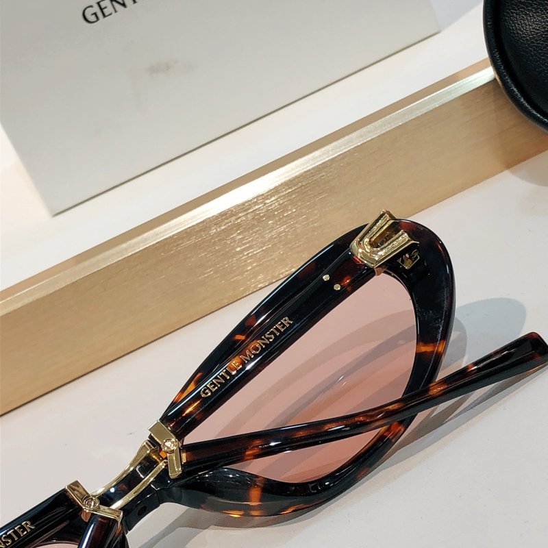Gentle Monster Tortoiseshell Oval Sunglasses - Pink Lens view