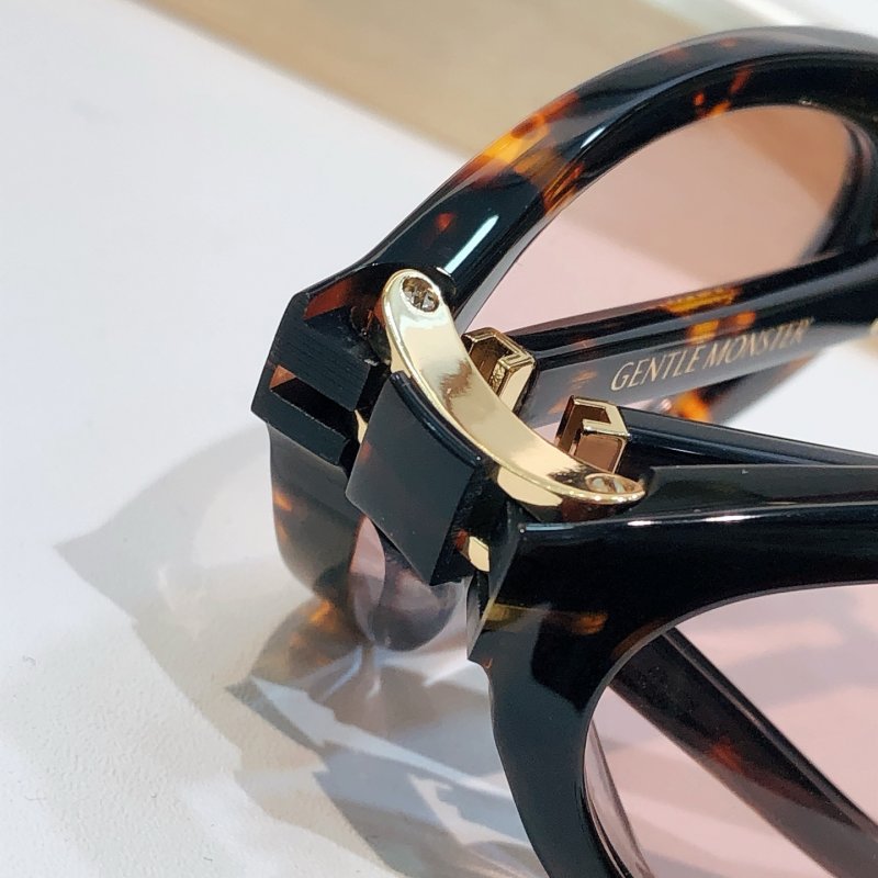 Gentle Monster Tortoiseshell Oval Sunglasses - Pink Lens view