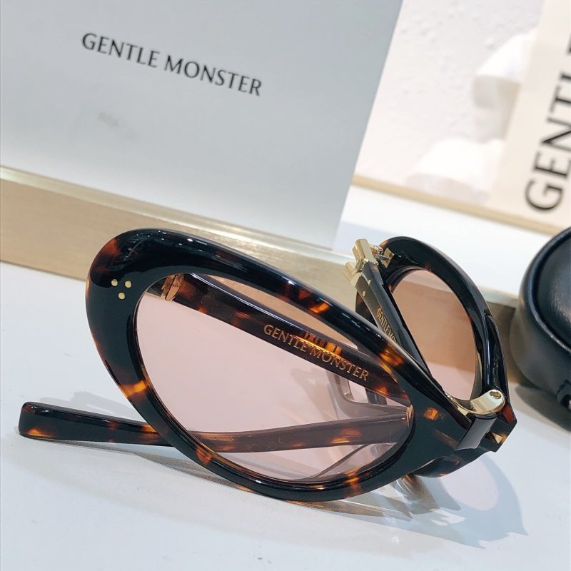 Gentle Monster Tortoiseshell Oval Sunglasses - Pink Lens view