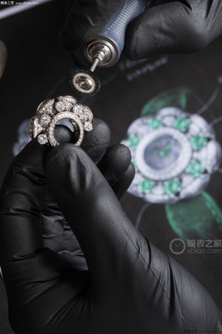 Bulgari Serpenti Emerald & Diamond Green Leather Watch view 2