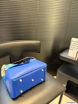 Hermès Lindy 28 Blue & Gold Leather Bag view 7