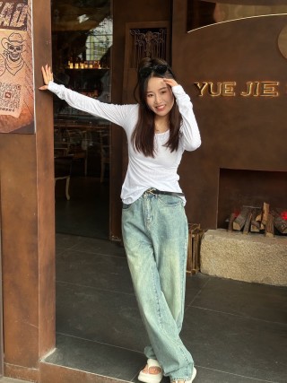 Vintage Wash Wide-Leg Denim Jeans – Light Blue view 3