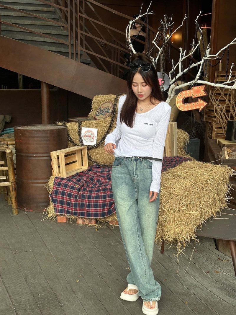 Vintage Wash Wide-Leg Denim Jeans – Light Blue view