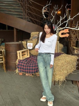 Vintage Wash Wide-Leg Denim Jeans – Light Blue view 8