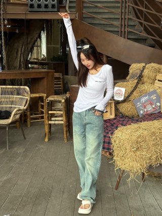 Vintage Wash Wide-Leg Denim Jeans – Light Blue view 9