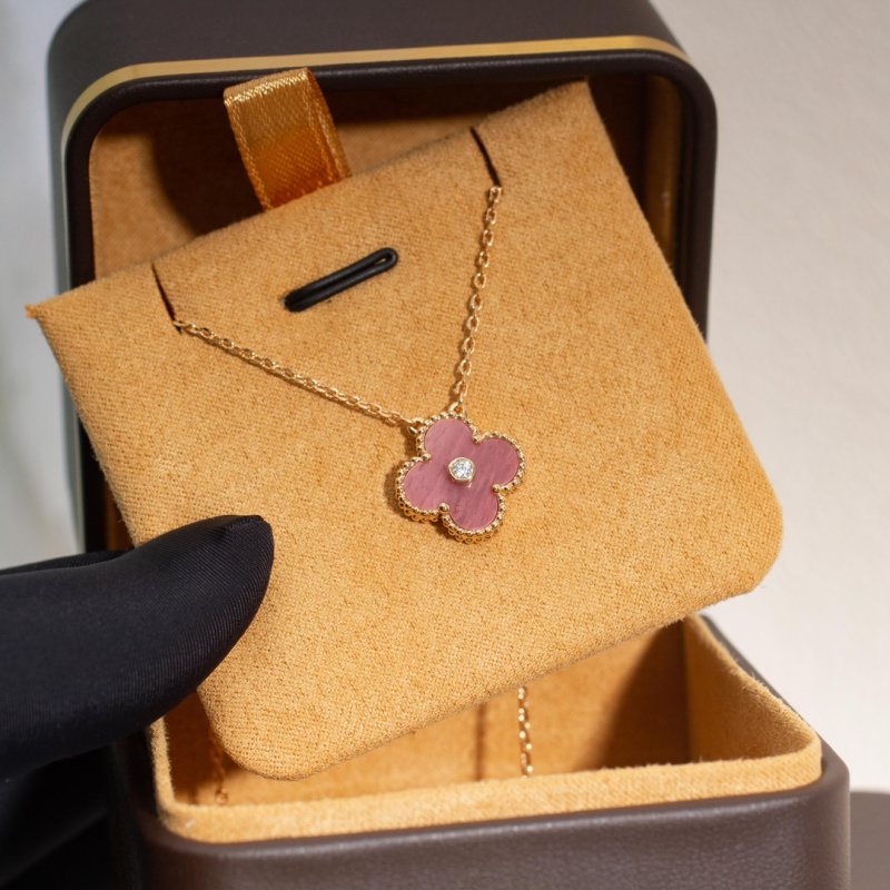 Van Cleef & Arpels Four-Leaf Clover Necklace Rose Quartz view