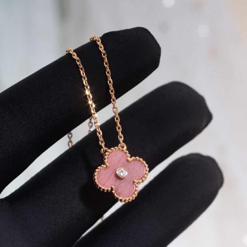 Van Cleef & Arpels Four-Leaf Clover Necklace Rose Quartz view