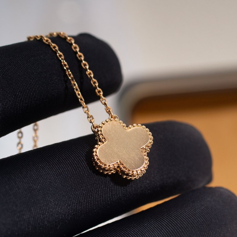 Van Cleef & Arpels Four-Leaf Clover Necklace Rose Quartz view