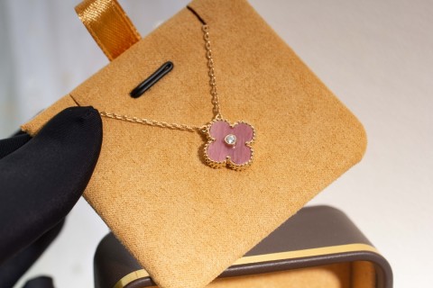 Van Cleef & Arpels Four-Leaf Clover Necklace Rose Quartz view 8