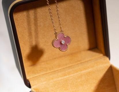 Van Cleef & Arpels Four-Leaf Clover Necklace Rose Quartz view 9