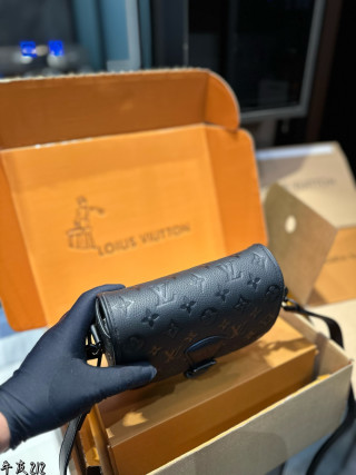 Louis Vuitton Outdoor Saddle Crossbody Bag Black view 2