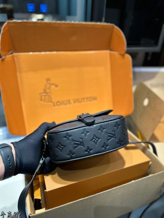 Louis Vuitton Outdoor Saddle Crossbody Bag Black view 4
