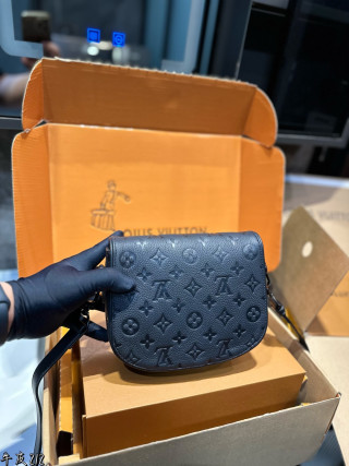 Louis Vuitton Outdoor Saddle Crossbody Bag Black view 7