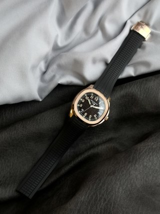 Patek Philippe Aquanaut 5167R Rose Gold Black Dial Watch view 4