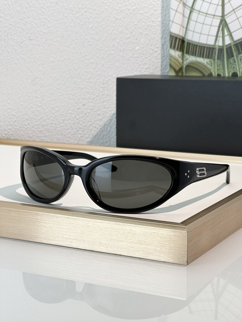 Gentle Monster Young Black Oval Sunglasses view