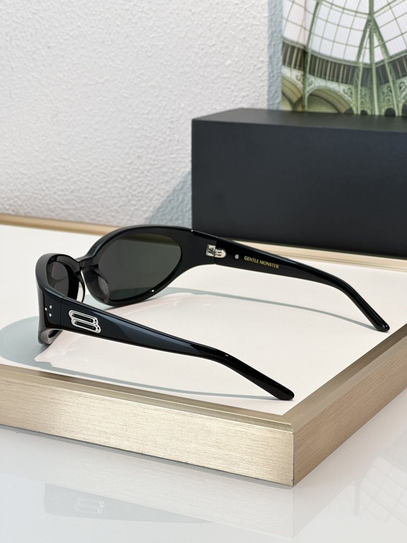 Gentle Monster Young Black Oval Sunglasses view