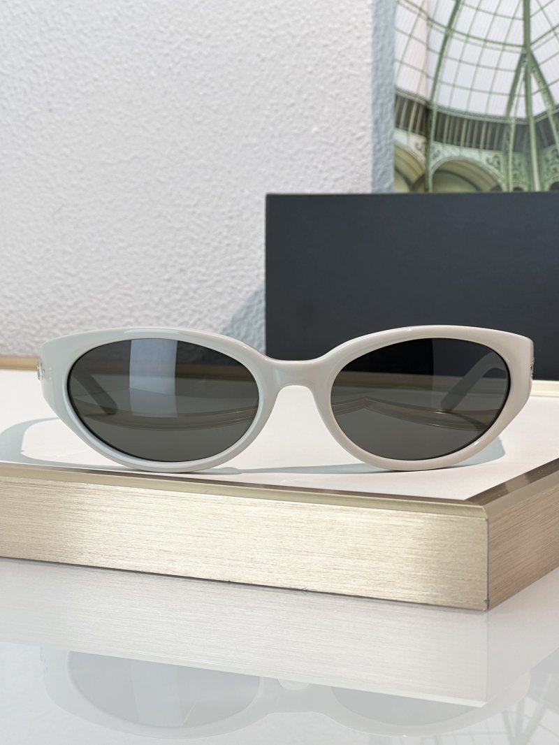 Gentle Monster Young Black Oval Sunglasses view