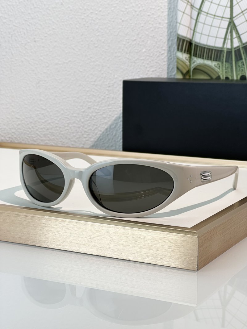 Gentle Monster Young Black Oval Sunglasses view
