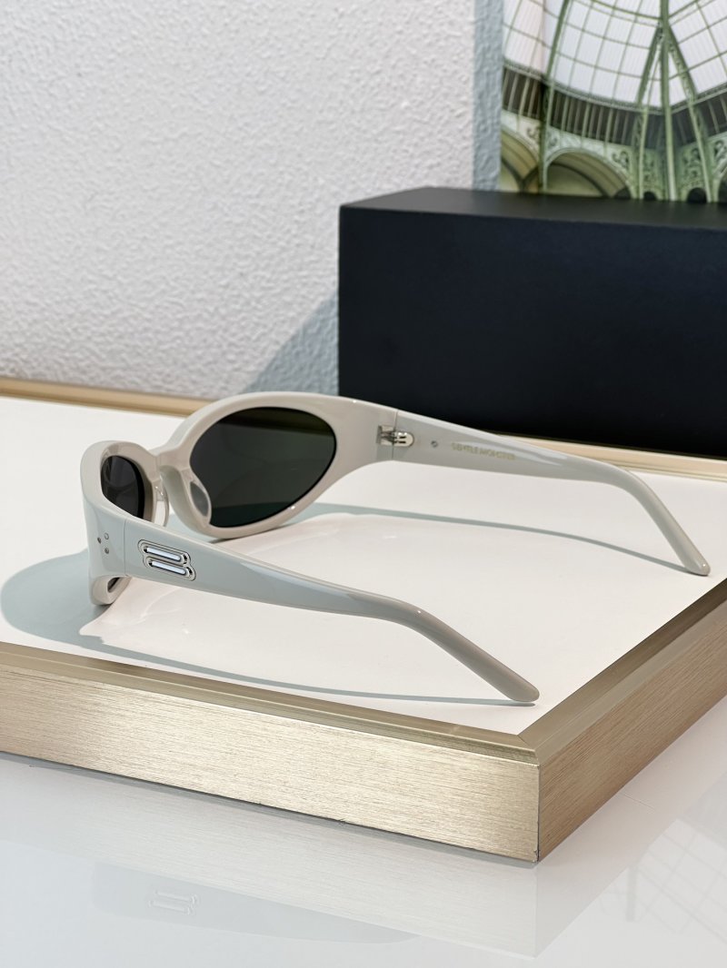 Gentle Monster Young Black Oval Sunglasses view