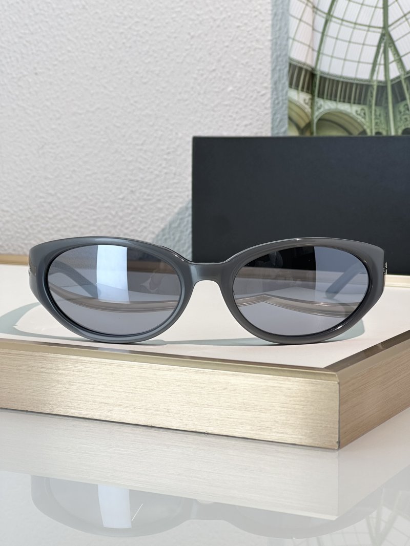 Gentle Monster Young Black Oval Sunglasses view
