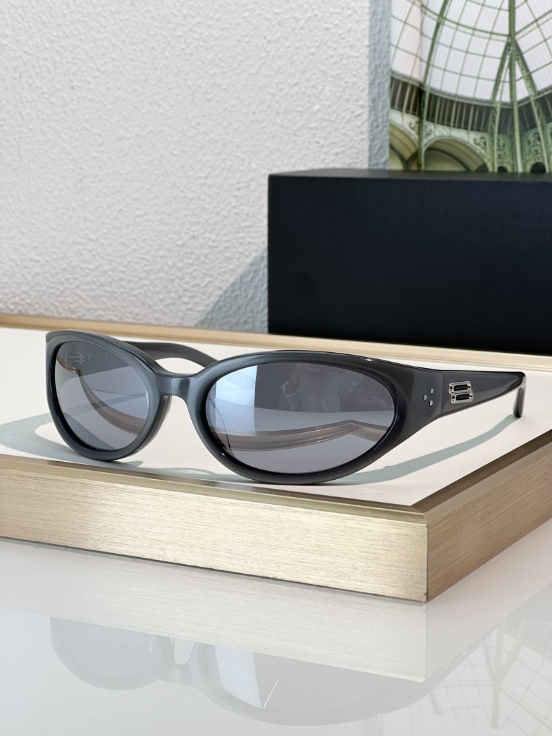 Gentle Monster Young Black Oval Sunglasses view