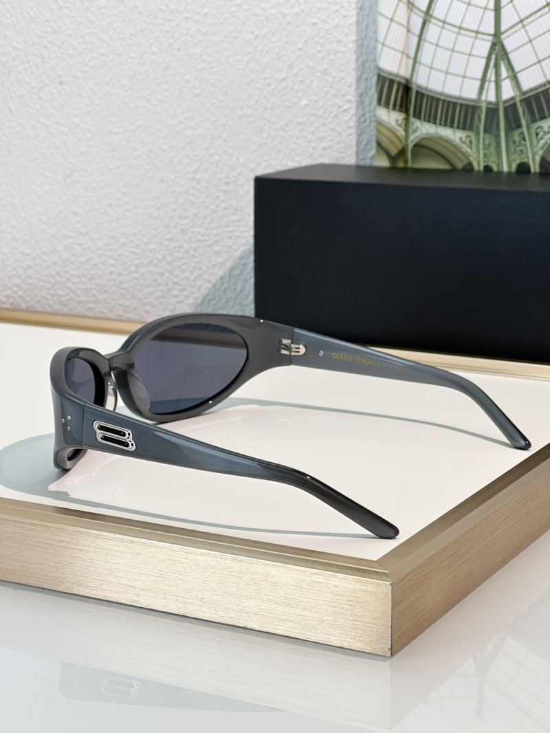 Gentle Monster Young Black Oval Sunglasses view