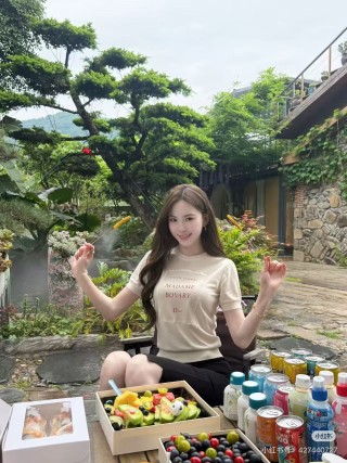 Cream Graphic Print Short Sleeve T-Shirt view 5