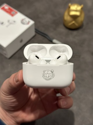 Apple AirPods Pro 2 Animated Character Edition White view 11