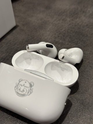 Apple AirPods Pro 2 Animated Character Edition White view 7