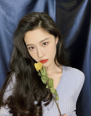 Gucci Beauty #25 Vintage Red Lipstick view 2
