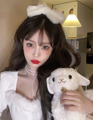 Gucci Beauty #25 Vintage Red Lipstick view 3