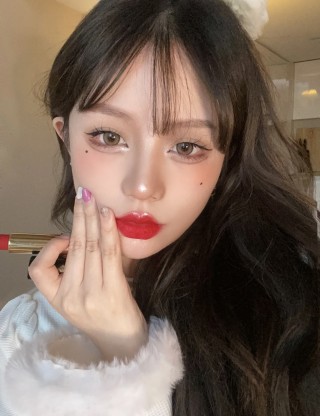 Gucci Beauty #25 Vintage Red Lipstick view 4