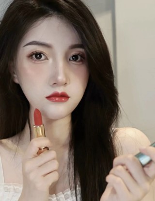 Gucci Beauty #25 Vintage Red Lipstick view 5