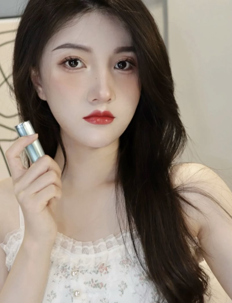 Gucci Beauty #25 Vintage Red Lipstick view
