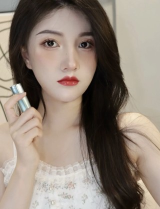Gucci Beauty #25 Vintage Red Lipstick view 7