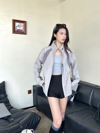 Lightweight Grey Windbreaker Jacket with Contrast Panels