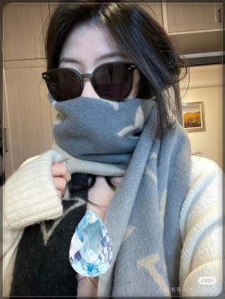Louis Vuitton Gradient Monogram Cashmere Tassel Scarf Black view 2