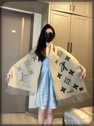 Louis Vuitton Gradient Monogram Cashmere Tassel Scarf Black view 7