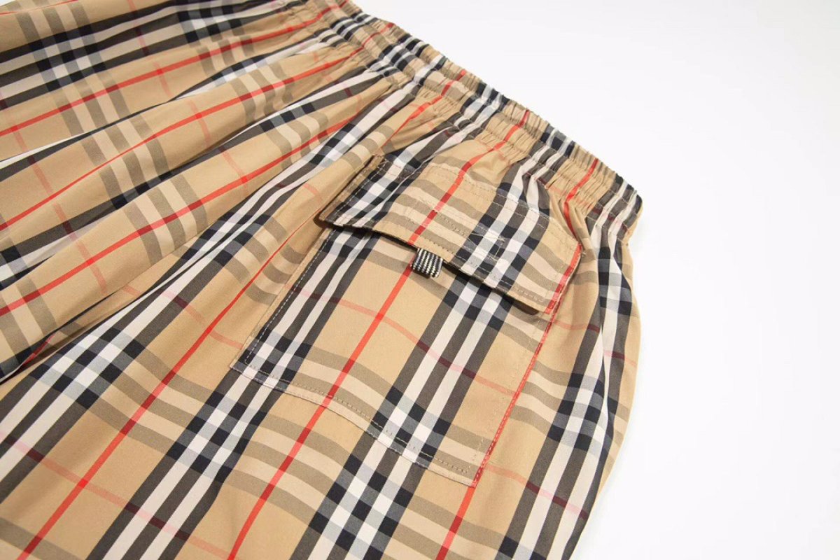 Burberry Check Plaid Shorts Beige Black Red view