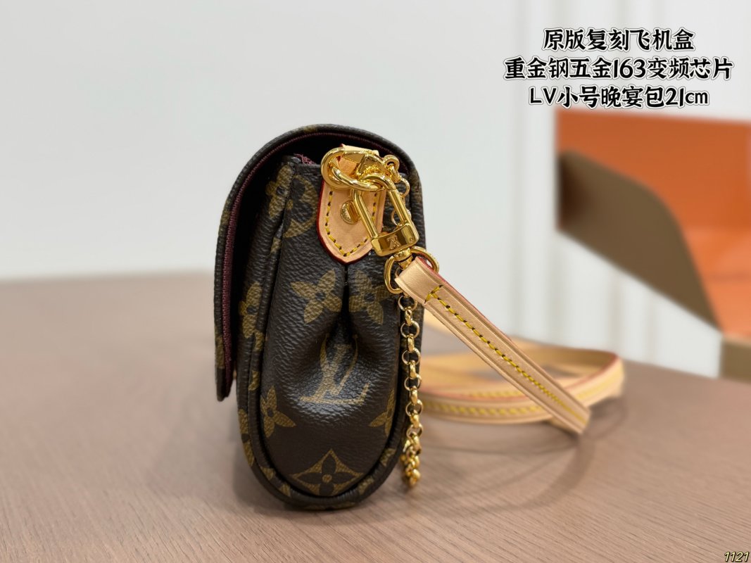Louis Vuitton Monogram Evening Clutch Bag Small 21cm view