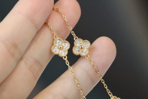 Van Cleef & Arpels Vintage Alhambra Diamond Clover Bracelet Gold view 4
