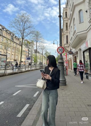 White Bucket Tote Bag - Versatile Canvas Shoulder Bag view 3