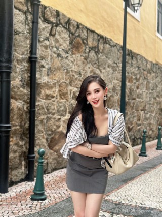 White Bucket Tote Bag - Versatile Canvas Shoulder Bag view 5