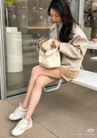 White Bucket Tote Bag - Versatile Canvas Shoulder Bag view 8
