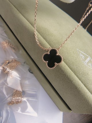 Van Cleef & Arpels Four Leaf Clover Black Onyx Rose Gold Necklace view 4