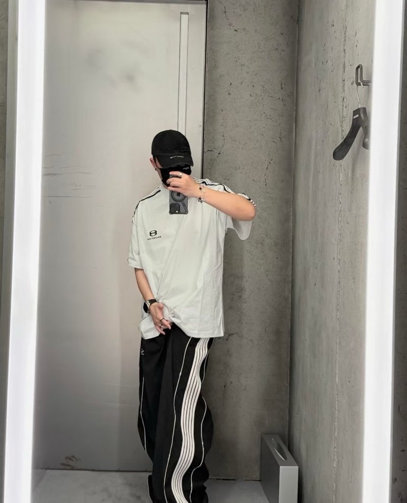 Balenciaga White Short-Sleeve T-Shirt with Logo view