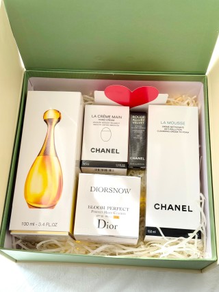 Dior Happy Moment Camellia Forest Dual-Door Gift Box Set view 2